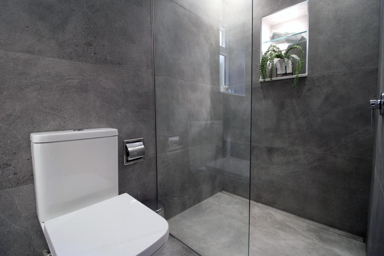 New Spacious 2 Bed Getaway - Private Courtyard! - Underfloor Heating Cardiff Dış mekan fotoğraf