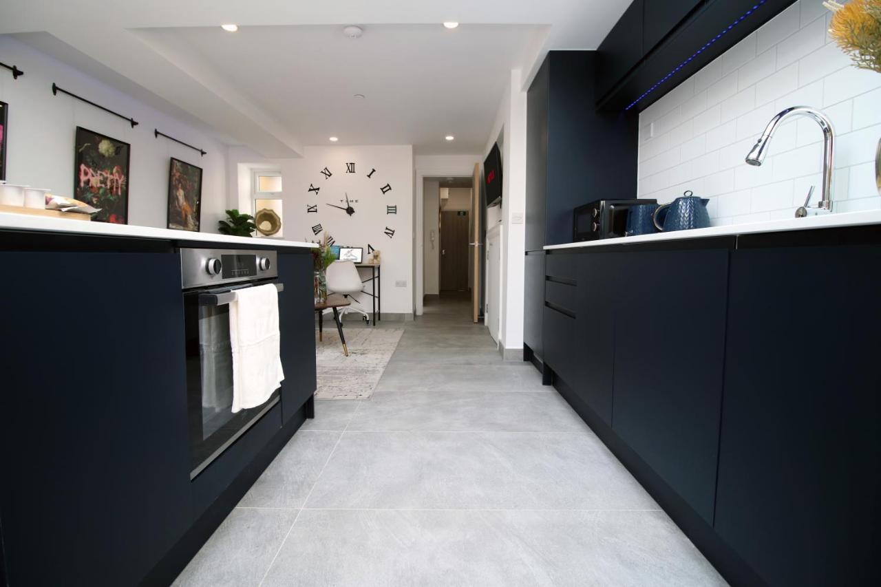 New Spacious 2 Bed Getaway - Private Courtyard! - Underfloor Heating Cardiff Dış mekan fotoğraf